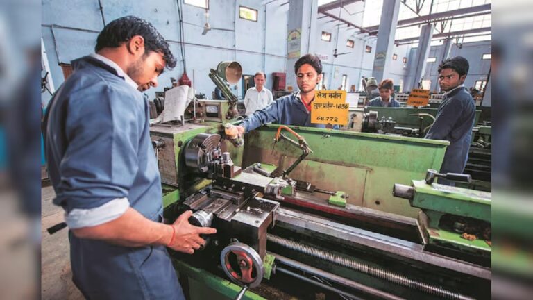 विश्व के सामने भारत की एक और भयावह रिपोर्ट: 100 करोड़ के पास खर्च करने के लिए पैसे ही नहीं हैं 