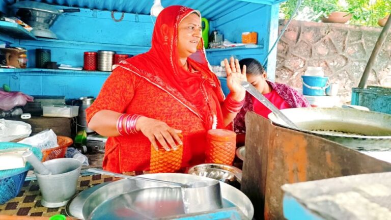 ग्राउंड रिपोर्ट : इन महिलाओं के लिए कोई भी काम छोटा नहीं