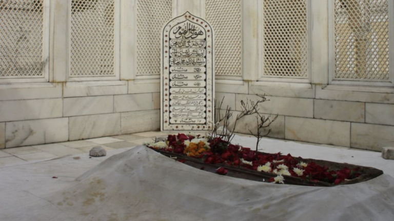 शिवाजी के पोते ने जब औरंगजेब के मकबरे का दौरा किया