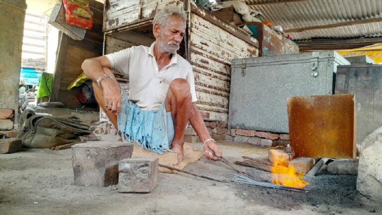ग्राउंड रिपोर्ट : लोहार समुदाय के संघर्ष और अस्तित्व की कहानी : जब बर्तन बिकेंगे, तब खाने का इंतजाम होगा