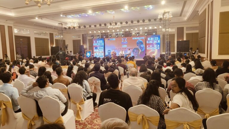 बनारस लिट फेस्ट: साहित्य की आत्मा से दूर, कृत्रिम चमक-दमक और खाए-पिए-अघाए लोगों का महोत्सव !