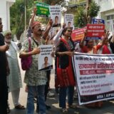 डॉ. माद्री काकोटी और नेहा सिंह राठौर पर फर्जी मुकदमों के खिलाफ राज्यव्यापी प्रतिरोध : शांतिपूर्ण प्रदर्शन पर प्रशासन की बर्बर कार्रवाई