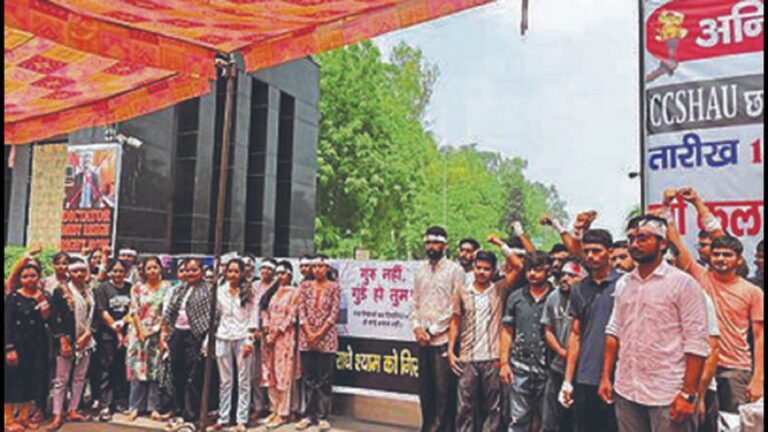 हरियाणा कृषि विश्वविद्यालय के कुलपति छात्र आंदोलन के बाद कुर्सी बचाने की फिराक में