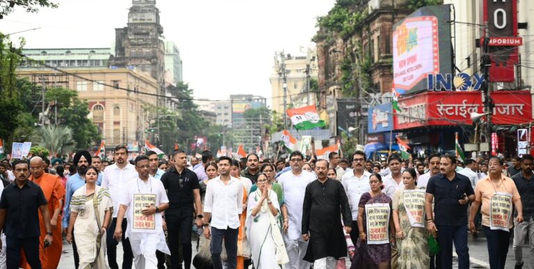 मैं बांग्ला बोलती हूं, किसी में क्षमता है तो मुझे डिटेंशन सेंटर भेजे: ममता बनर्जी