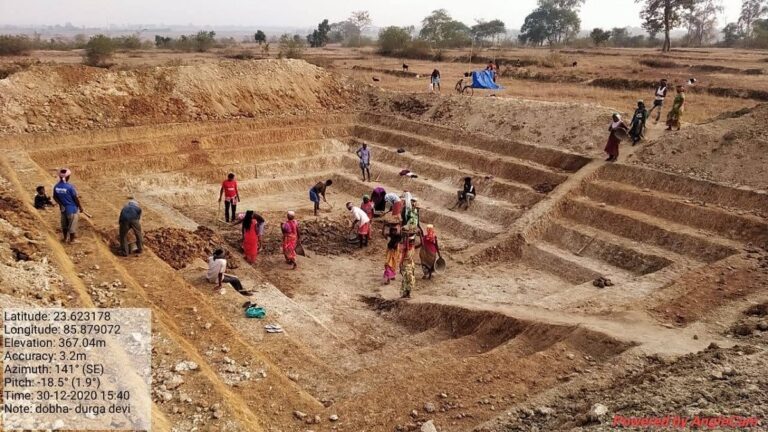मनरेगा योजना का कांसेप्ट हो रहा असफल: पंजीकरण बढ़ा, लेकिन रोजगार घटा