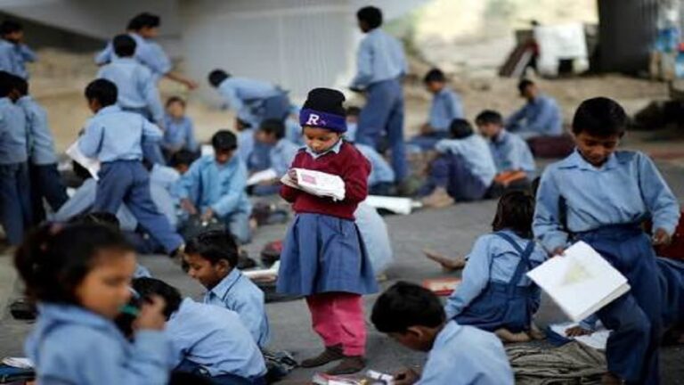 संवैधानिक प्रावधानों का खुला उल्लंघन: यूपी में स्कूलों का मर्जर गरीब बच्चों को शिक्षा से वंचित करेगा