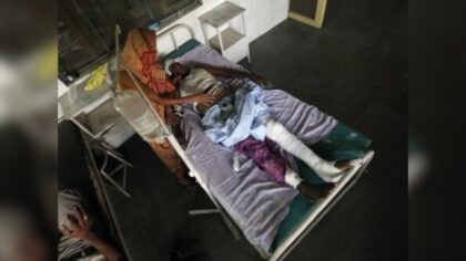 उत्तर प्रदेश में बदहाल स्वास्थ्य सेवाएँ, कहीं जमीन पर चढ़ रहा ड्रिप तो कहीं स्ट्रेचर पर हो रहा है इलाज