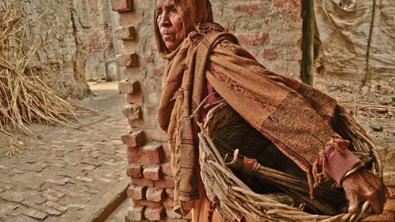 जाति के जहर की जकड़न