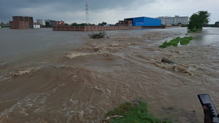 ग्राउंड रिपोर्ट : चंदौली में गंगा नहर टूटने से भारी तबाही; घरों में घुसा पानी, डूबे खेत-व्यवस्था का तटबंध भी बह गया