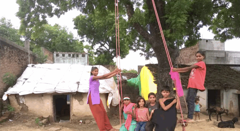 सावन थम गया है- न चूड़ियां बोलती हैं, न बादल